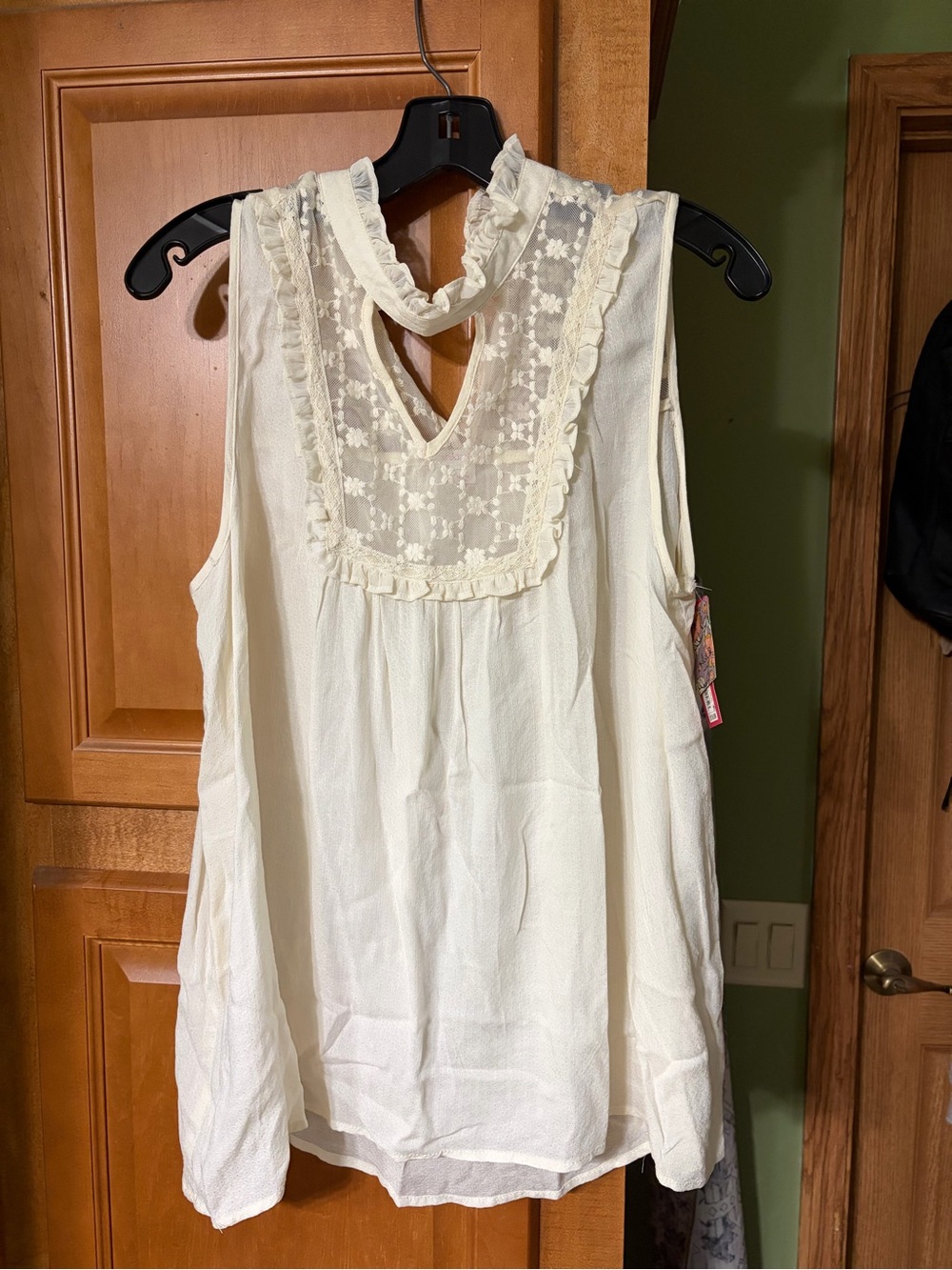 Xhilaration Ivory Lace Yoke Sleeveless Camisole